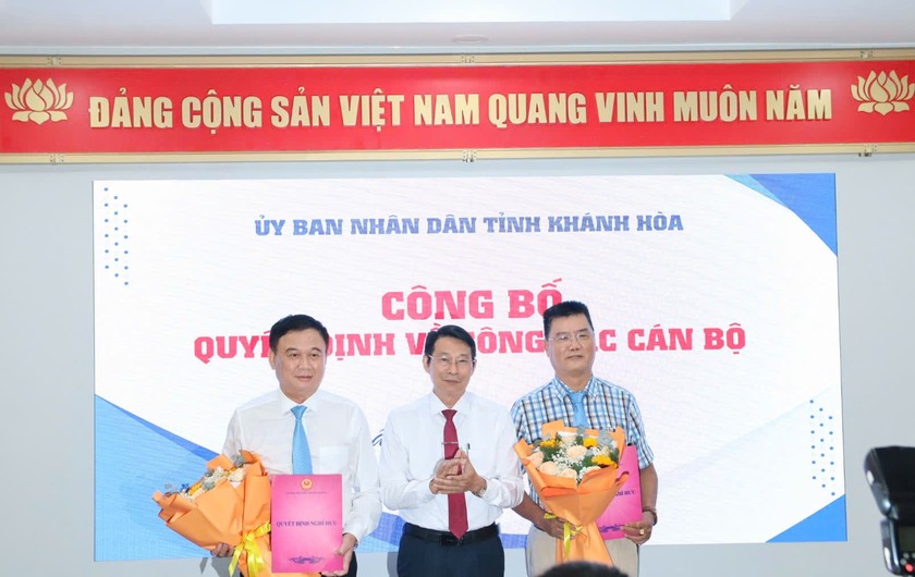 Ông Nguyễn Văn Thiệu trao quyết định nghỉ hưu cho hai Phó Giám đốc Sở Tư pháp tỉnh Khánh Hòa.