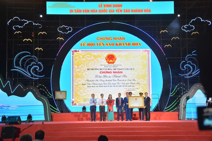 Lễ vinh danh Tri thức dân gian và Lễ hội Yến sào Khánh Hòa – hai giá trị được công nhận là Di sản văn hóa phi vật thể quốc gia.