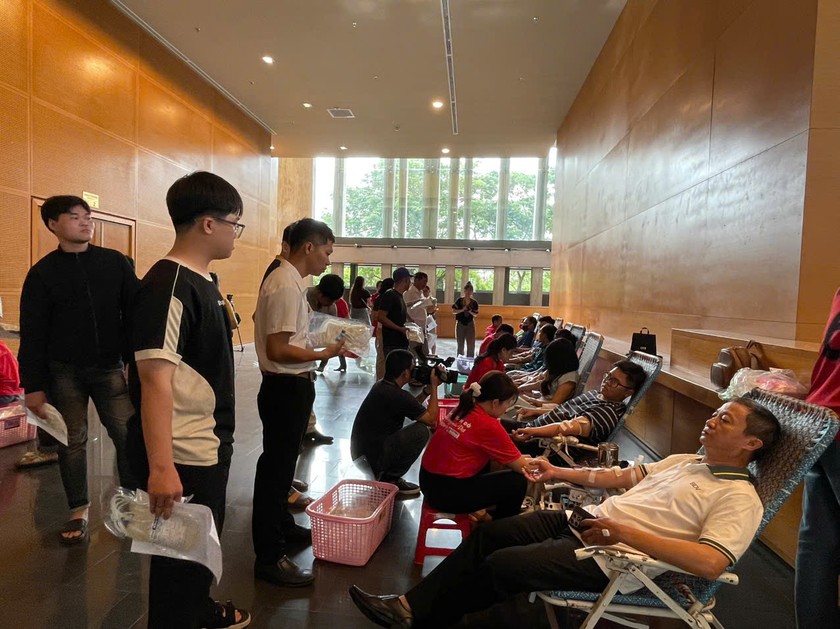 Người dân tham gia hiến máu tại Ngày hội