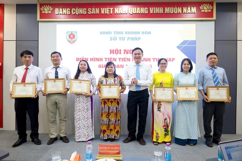 Lãnh đạo Sở Tư pháp trao Giấy khen cho các cá nhân hoàn thành xuất sắc nhiệm vụ trong công tác.