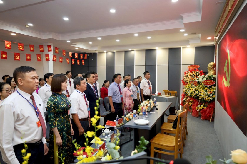 Toàn thể đại biểu trang nghiêm thực hiện nghi thức chào cờ, mở đầu Đại hội.