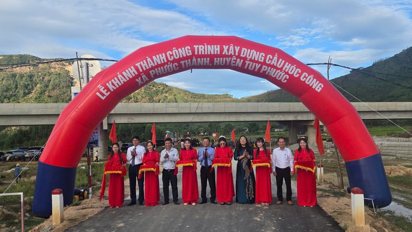 200 hộ dân vui mừng đón cầu mới khang trang thay thế cầu tre lắt lẻo qua sông Hà Thanh