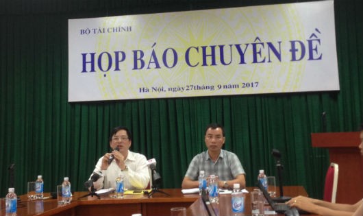 Ông Đặng Quyết Tiến, Phó Cục trưởng Cục Tài chính doanh nghiệp (Bộ Tài chính) trả lời phỏng vấn báo chí tại buổi họp báo