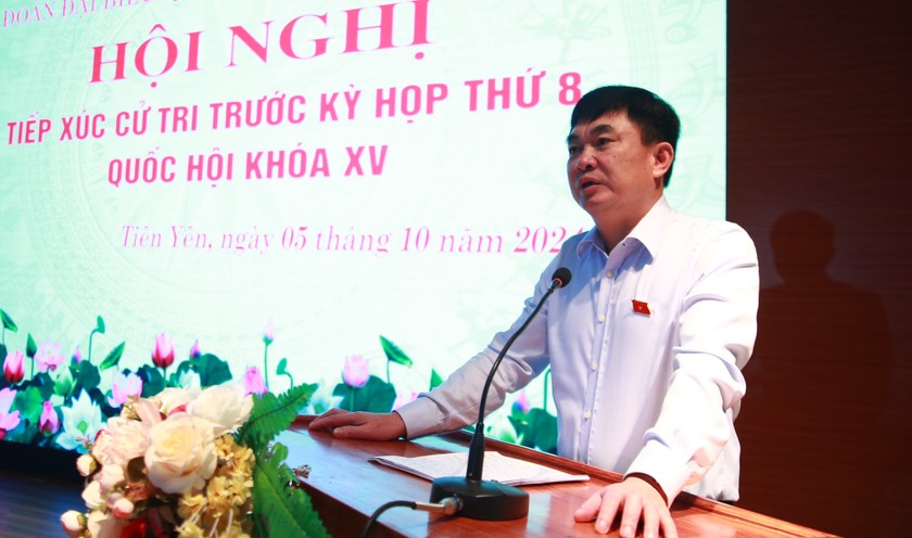 ĐBQH Ngô Hoàng Ngân - Bí thư Đảng ủy, Chủ tịch HĐTV Tập đoàn Công nghiệp Than - Khoáng sản Việt Nam phát biểu tại buổi tiếp xúc cử tri huyện Tiên Yên.