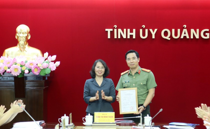 Bà Trịnh Thị Minh Thanh, Phó Bí thư Thường trực Tỉnh ủy Quảng Ninh trao quyết định của Ban Bí thư về việc chỉ định Đại tá Trần Văn Phúc, Giám đốc Công an tỉnh tham gia Ban Chấp hành Đảng bộ tỉnh, Ban Thường vụ Tỉnh ủy Quảng Ninh nhiệm kỳ 2020-2025.