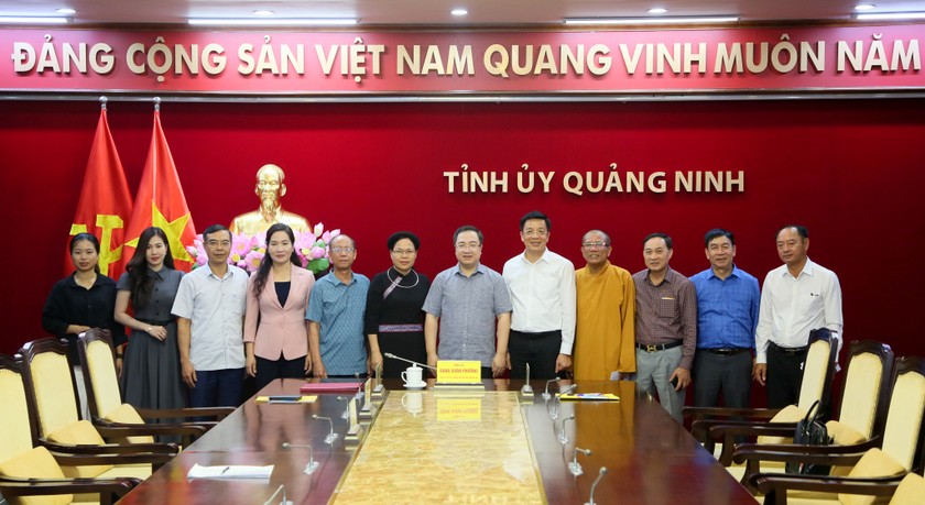 Ông Đặng Xuân Phương, Phó Bí thư Tỉnh ủy, Trưởng Đoàn ĐBQH tỉnh Quảng Ninh, chụp ảnh lưu niệm cùng Đoàn đại biểu dự Đại hội đại biểu toàn quốc MTTQ Việt Nam lần thứ X, nhiệm kỳ 2024-2029.