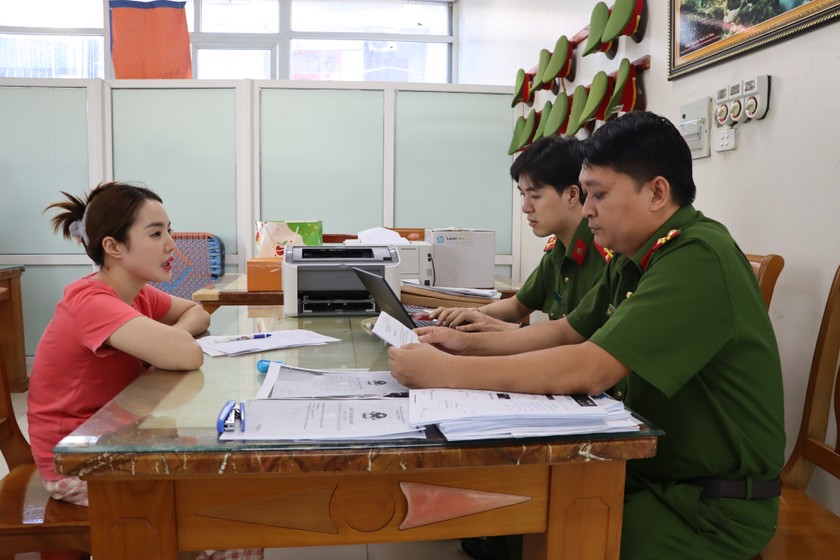 Đối tượng Nguyễn Thị Hồng đến đầu thú về hành vi lừa đảo chiếm đoạt tài sản của bản thân.