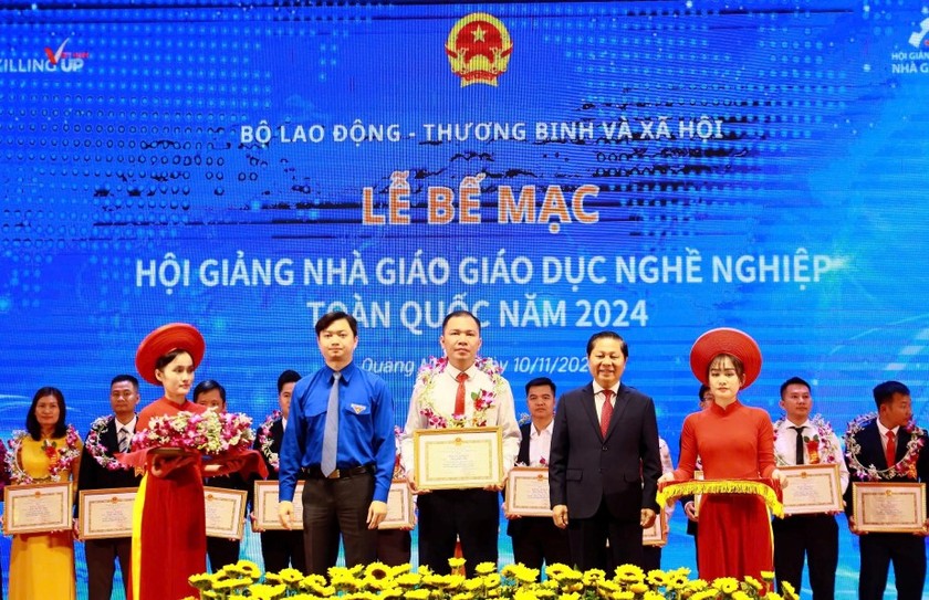 Thứ trưởng Bộ Lao động, Thương binh và Xã hội Lê Tấn Dũng và Bí thư Trung ương Đoàn Thanh niên Cộng sản Hồ Chí Minh trao giải Nhất cho các nhà giáo xuất sắc.