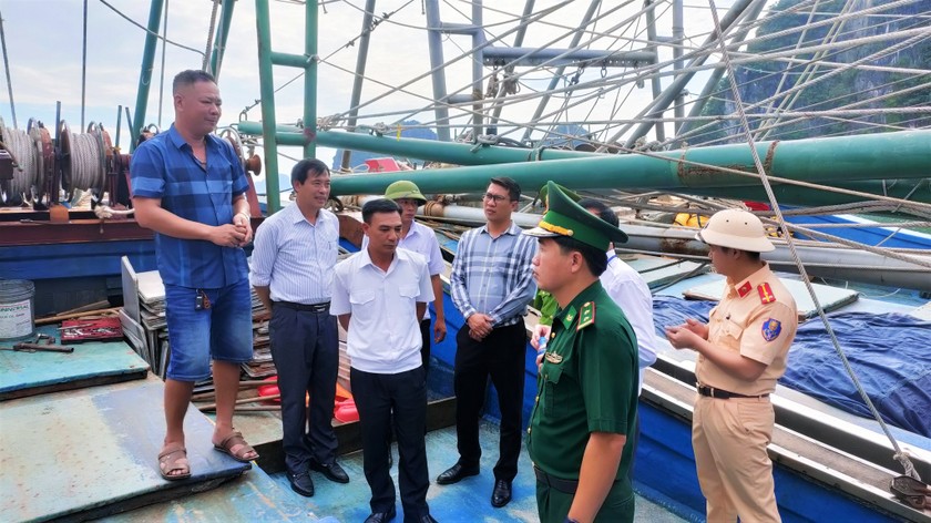 Một buổi tuyên truyền của Tổ công tác liên ngành về việc không khai thác thủy sản trái phép làm ảnh hưởng đến môi trường biển.