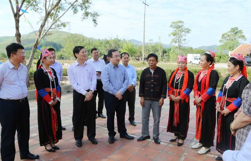 Ông Đặng Xuân Phương, Phó Bí thư Tỉnh ủy Quảng Ninh trò chuyện với với cử tri, nhân dân xã Bằng Cả TP Hạ Long