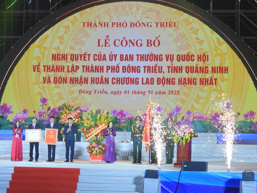 Bà Nguyễn Thị Thanh, Ủy viên Trung ương Đảng, Phó Chủ tịch Quốc hội trao Nghị quyết của Ủy ban Thường vụ Quốc hội về thành lập thành phố Đông Triều, trực thuộc tỉnh Quảng Ninh và Huân chương Lao động hạng Nhất cho Đảng bộ, chính quyền và Nhân dân thành phố Đông Triều.