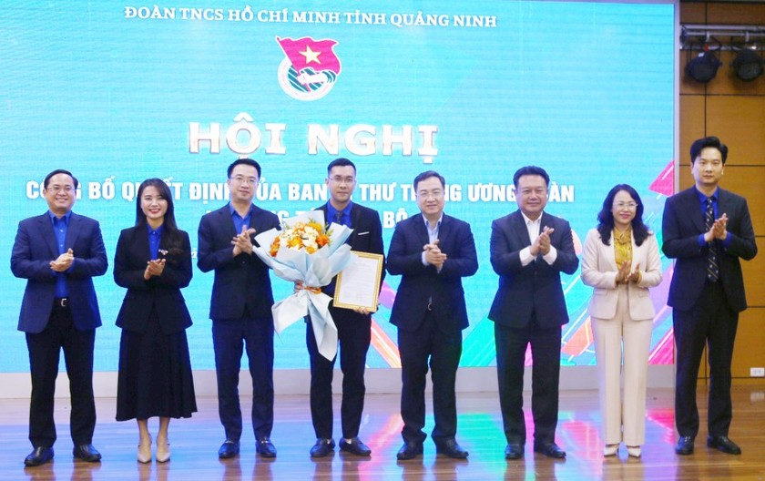 Lánh đạo tặng hoa chúc mừng anh Nguyễn Thế Minh, giữ chức Bí thư Tỉnh Đoàn Quảng Ninh khóa XII, nhiệm kỳ 2022-2027