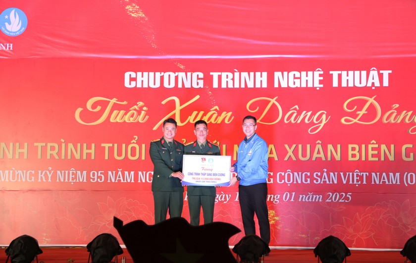 Anh Nguyễn Thế Minh - Bí thư Tỉnh Đoàn Quảng Ninh trao tặng công trình “Thắp sáng biên cương” cho Trung Đoàn 43.