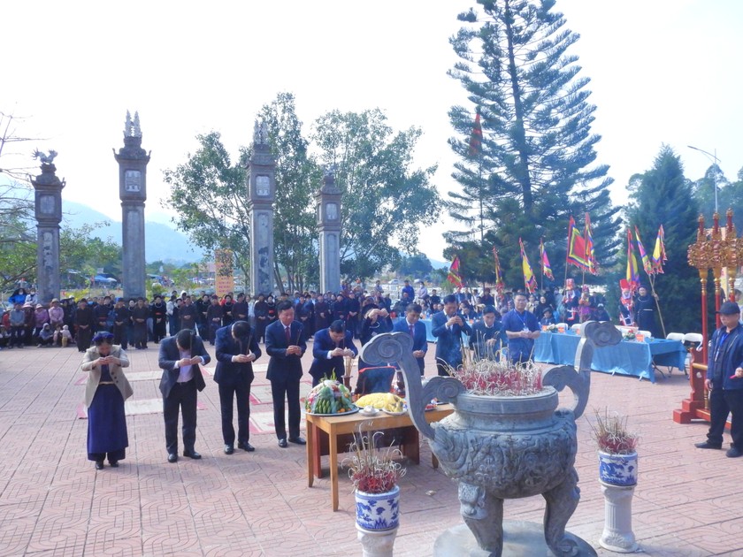 Lãnh đạo tỉnh Quảng Ninh và huyện Bình Liêu dâng hương tưởng nhớ đức Thành hoàng làng - Hoàng Cần.