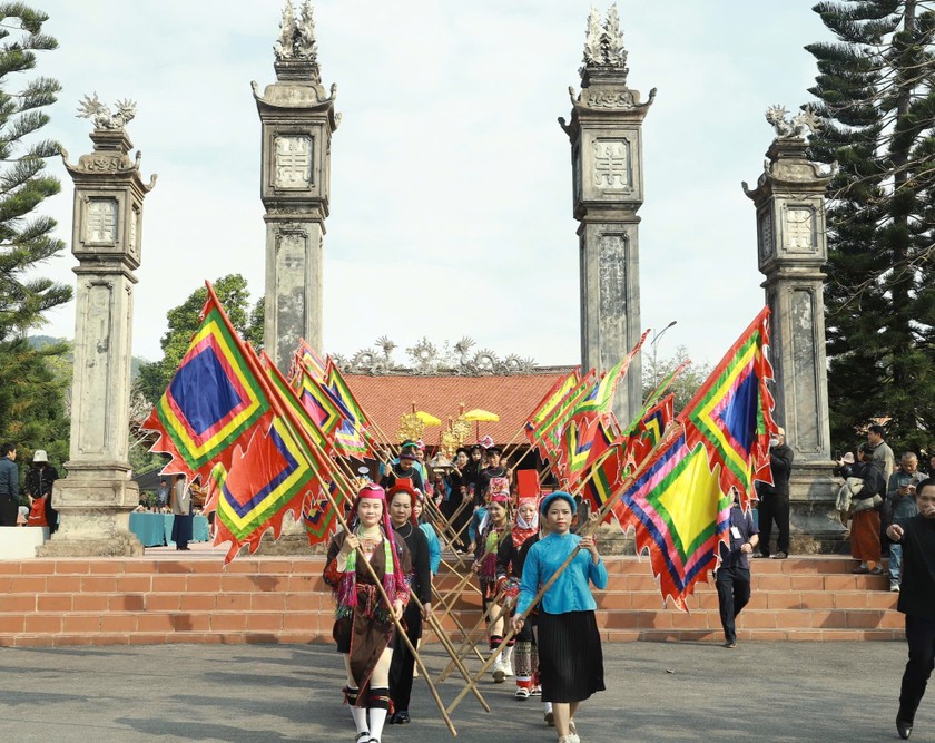 Đình Lục Nà, được xây dựng vào thời Hậu Lê, là ngôi đình duy nhất làm địa điểm sinh hoạt tín ngưỡng cộng đồng của Nhân dân các dân tộc trên địa bàn huyện Bình Liêu. Qua Lễ hội, nhằm bảo tồn di sản văn hóa của đồng bào các dân tộc trên địa bàn, đồng thời góp phần xây dựng, quảng bá giới thiệu, lan tỏa vẻ đẹp văn hóa, con người Quảng Ninh.