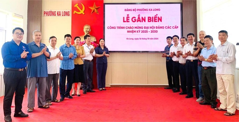 Lễ gắn biển công trình chào mừng Đại hội Đảng bộ các cấp tại phường Ka Long, TP Móng Cái.