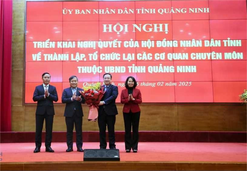 Thường trực Tỉnh ủy Quảng Ninh tặng hoa chúc mừng ông Đặng Xuân Phương - Phó Bí thư Đảng ủy Quốc hội .