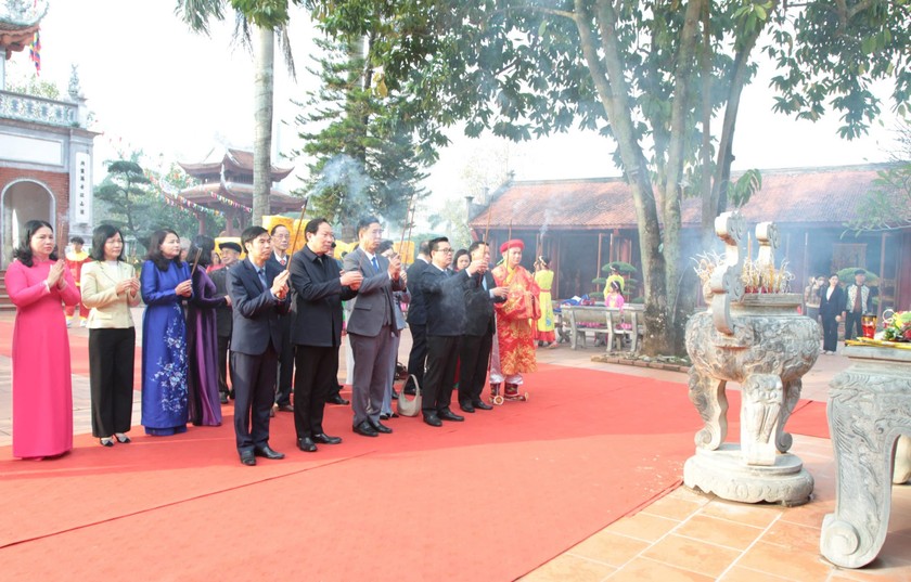 Lãnh đạo TP Móng Cái dâng hương tại Lễ khai hội.