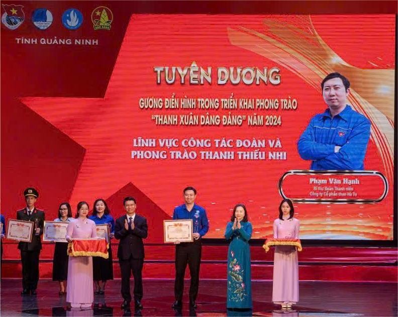 Anh Phạm Văn Hạnh tại Lễ Tuyên dương Gương điển hình trong triển khai phong trào “Thanh xuân dâng Đảng” năm 2024.