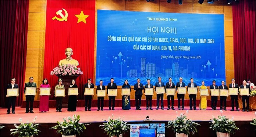 Ông Nghiêm Xuân Cường - Phó Chủ tịch UBND tỉnh Quảng Ninh, tặng Bằng khen của UBND tỉnh cho cá nhân có thành tích xuất sắc trong phong trào thi đua "Đẩy mạnh cải cách hành chính trên địa bàn tỉnh Quảng Ninh" năm 2024.