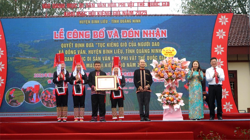 Đại diện Đảng bộ, chính quyền và Nhân dân các dân tộc huyện Bình Liêu đón nhận Quyết định của Bộ Văn hóa, Thể thao và Du lịch về việc công bố Danh mục Di sản Văn hóa phi vật thể Quốc gia “Tục Kiêng Gió” vào kho tàng di sản văn hóa phi vật thể quốc gia.