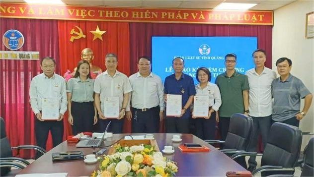 Được sự uỷ quyền của Bộ Tư pháp, Đoàn luật sư tỉnh Quảng Ninh đã long trọng tổ chức trao Kỷ niệm chương “Vì sự nghiệp Tư pháp” cho 04 luật sư.