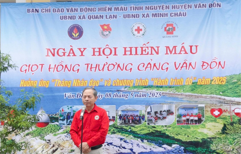 Chủ tịch Hội Chữ thập đỏ tỉnh Quảng Ninh Vũ Hồng Hải phát biểu tại Ngày hội hiến máu “Giọt hồng Thương cảng Vân Đồn”.