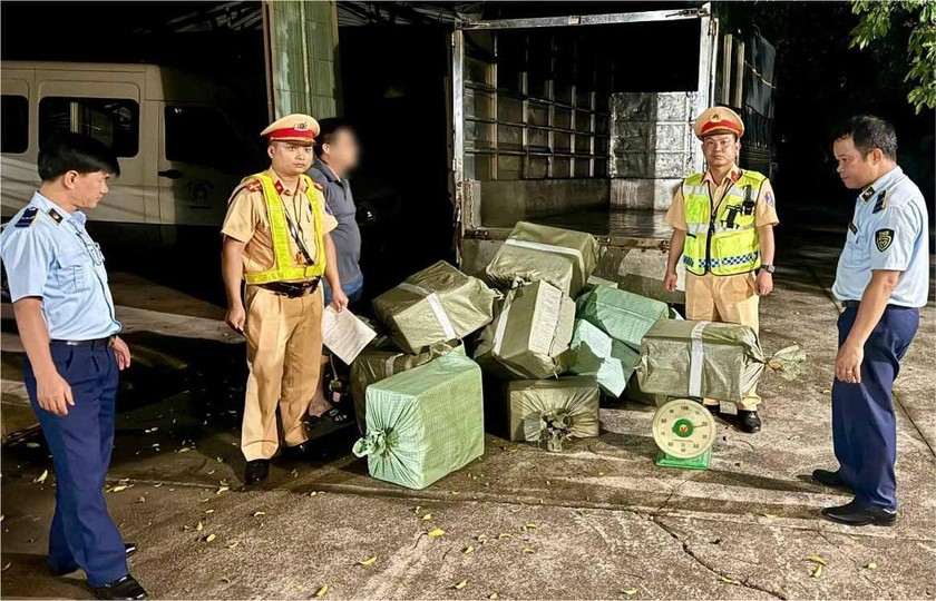 Tổ công tác số 16 thuộc Đội Cảnh sát Giao thông đường bộ số 3, phát hiện trên thùng xe có khoảng 300kg lòng lợn khô.