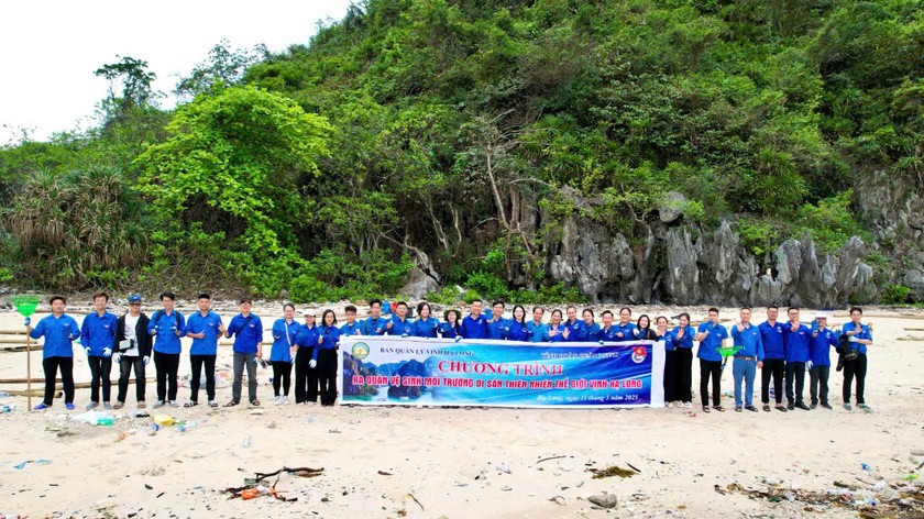 Đoàn thanh niên ra quân bảo vệ môi trường biển tại Quảng Ninh.