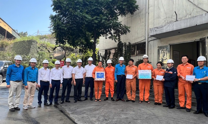 Lãnh đạo EVNGENCO1 thăm và tặng quà người lao động tại Công ty cổ phần Nhiệt điện Quảng Ninh.