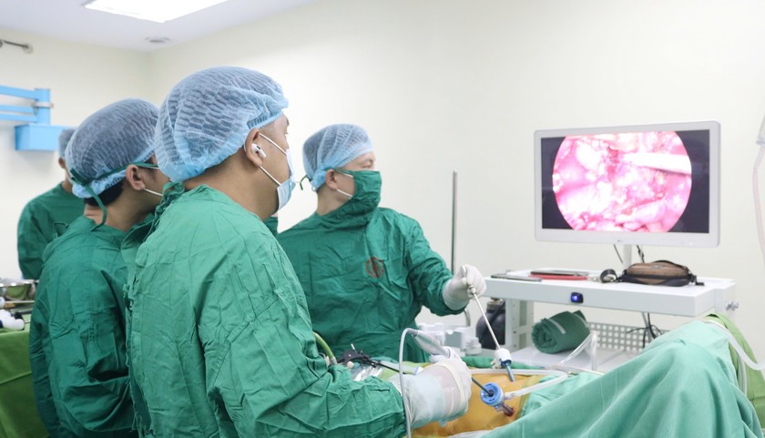 Ca phẫu thuật kéo dài hơn 3 giờ đồng hồ, được thực hiện bởi đội ngũ thầy thuốc của Bệnh viện Việt Nam – Thuỵ Điển Uông Bí dưới sự hỗ trợ của chuyên gia đầu ngành từ Bệnh viện Hữu nghị Việt Đức.
