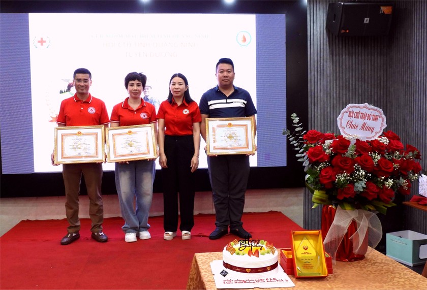 Hội CTĐ tỉnh Quảng Ninh tặng Giấy khen và trao thưởng cho các cá nhân là thành viên CLB Nhóm máu hiếm tỉnh Quảng Ninh vì có thành tích xuất sắc trong phong trào Hiến máu tình nguyện.
