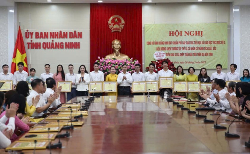 Lãnh đạo tỉnh Quảng Ninh trao Bằng khen cho các cá nhân, tập thể có thành tích xuất sắc trong triển khai những ca ghép tạng đầu tiên trên địa bàn tỉnh.