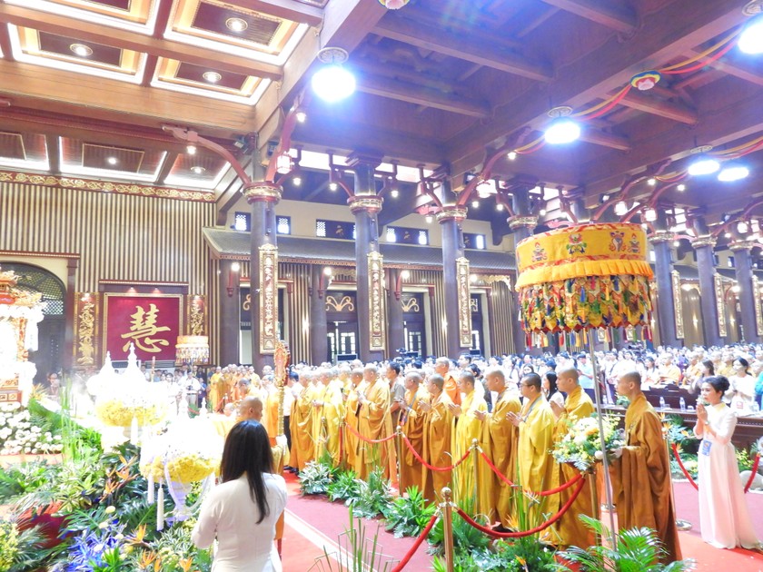 Toàn thể đại chúng trì tụng nghi thức Phật đản