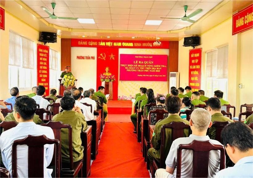 Công an tỉnh Quảng Ninh, đã thành lập 5 tổ công tác phối hợp, hỗ trợ công an các xã, phường, thị trấn tiến hành kiểm tra, rà soát tổng thể, toàn diện để nắm, đánh giá đúng, chính xác số hộ, nhân khẩu cư trú trên địa bàn 