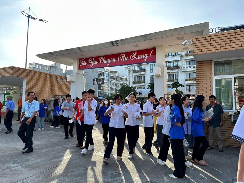 Sau khi hoàn thành bài thi, đa phần các thí sinh khi được hỏi đều đánh giá đề thi Ngoại ngữ năm nay vừa sức