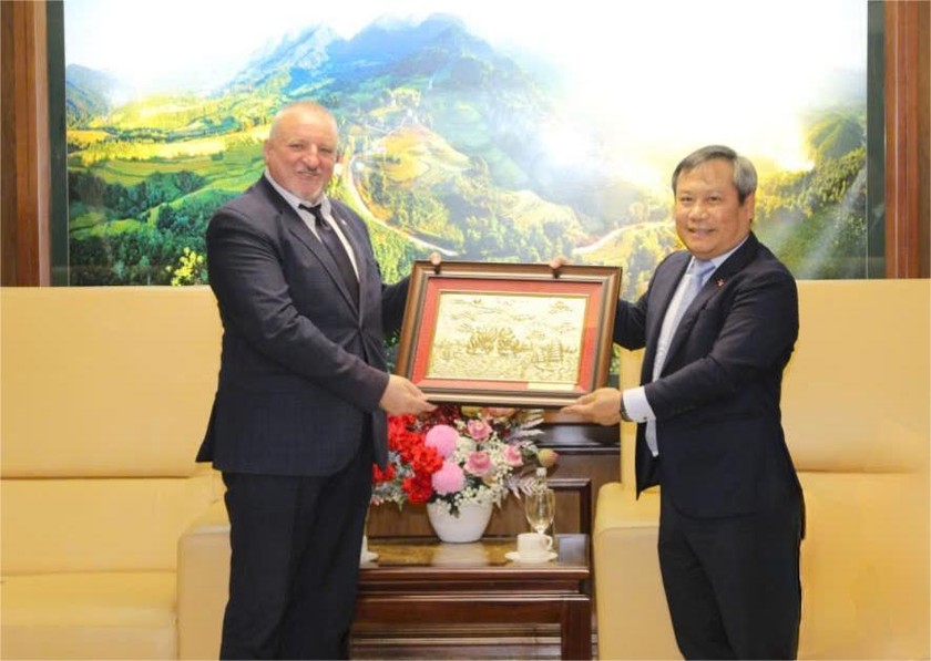 Ông Vũ Đại Thắng - Ủy viên Trung ương Đảng, Bí thư Tỉnh ủy Quảng Ninh tặng ngài Komjáthi Imre, Chủ tịch Đảng Xã hội Hungary bức tranh vịnh Hạ Long.