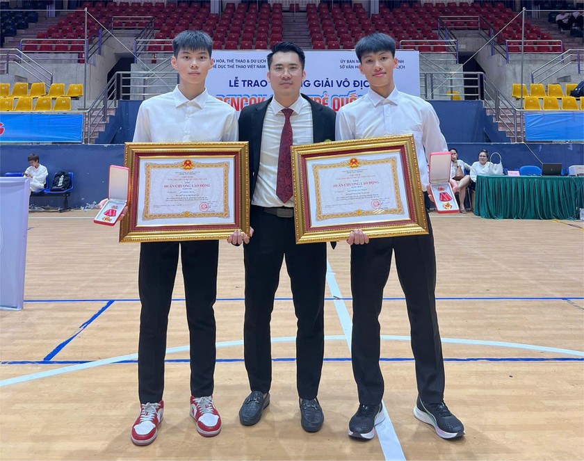 VĐV Nguyễn Quang Thành (phải), Lê Thành Trung (trái) và HLV Nguyễn Thái Linh (giữa) tại Lễ trao tặng Huân chương Lao động của Chủ tịch nước. 