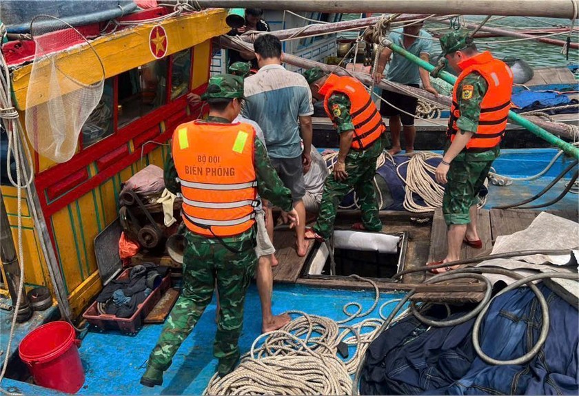 Đồn Biên Phòng Thanh Lân cứu hộ thành công 4 ngư dân gặp nạn trên biển.