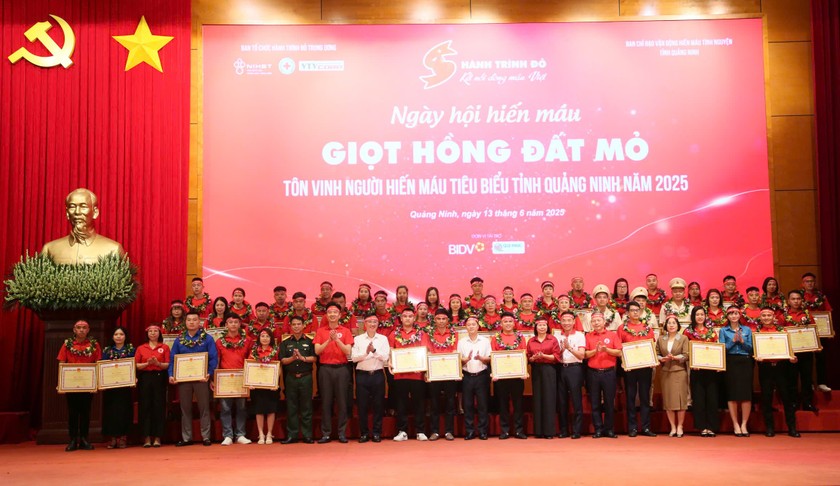 UBND tỉnh Quảng Ninh trao tặng Bằng khen người hiến máu tiêu biểu tỉnh Quảng Ninh năm 2025 cho 12 tập thể và 29 cá nhân. 