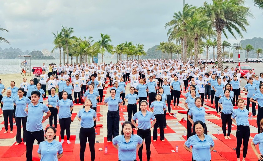 Ngày Quốc tế Yoga lần thứ 11, năm 2025, với chủ đề “Yoga vì một Trái đất, một sức khỏe chung” tại Quảng Ninh đã thu hút khoảng 1.000 người là huấn luyện viên (HLV), giáo viên và người tập yoga (Yogi) từ khắp nơi cùng nhau hội tụ tại bãi tắm Hòn Gai (TP Hạ Long) tham gia đồng diễn tập thể.