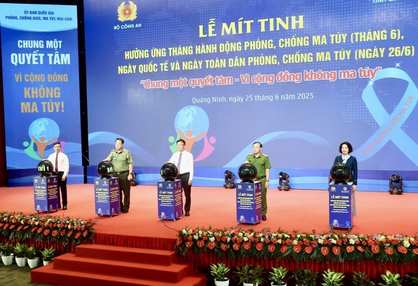 Các đại biểu phát động lễ mít tinh hưởng ứng Tháng hành động phòng, chống ma túy, Ngày quốc tế và Ngày toàn dân phòng, chống ma túy năm 2025 tại Quảng Ninh