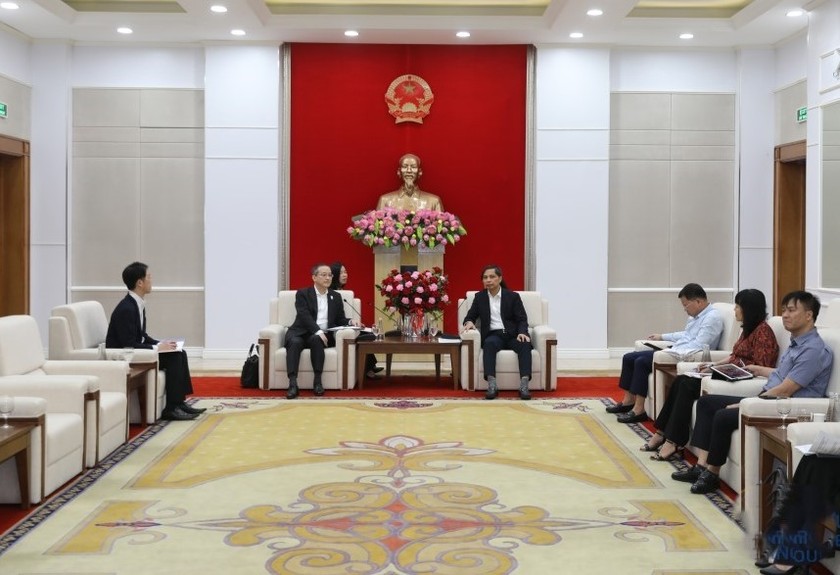 Phó Chủ tịch Thường trực UBND tỉnh Quảng Ninh Vũ Văn Diện, tiếp xã giao ông OZASA Haruhiko, Trưởng đại diện JETRO Hà Nội.