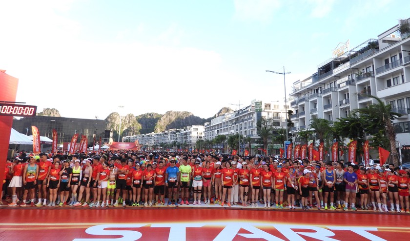 Hơn 5.000 runner tranh tài bên bờ di sản vịnh Hạ Long.