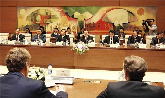 Phó Chủ tịch QH Phùng Quốc Hiển (giữa) tại buổi tiếp.