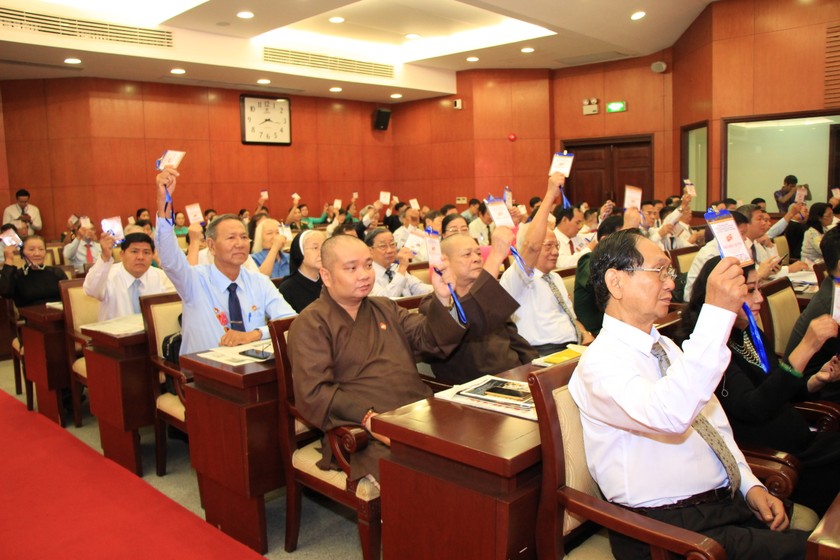 Các đại biểu biểu quyết tại Đại hội.