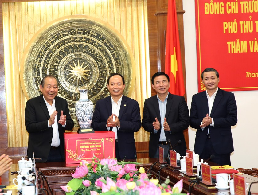 Phó Thủ tướng Thường trực Chính phủ Trương Hòa Bình tặng quà lưu niệm cho lãnh đạo tỉnh Thanh Hóa.