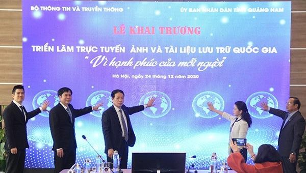 Các đại biểu ấn nút khai trương triển lãm.