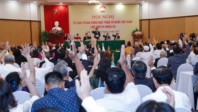 Các đại biểu biểu quyết tại hội nghị.