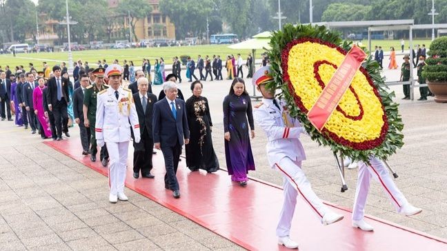 Đoàn đại biểu tham dự Đại hội đặt vòng hoa và vào Lăng viếng Chủ tịch Hồ Chí Minh. Ảnh: PV